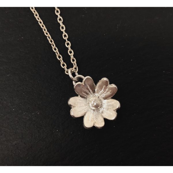 Flower-pendant-silver-chain-front-sandrakernsjewellery