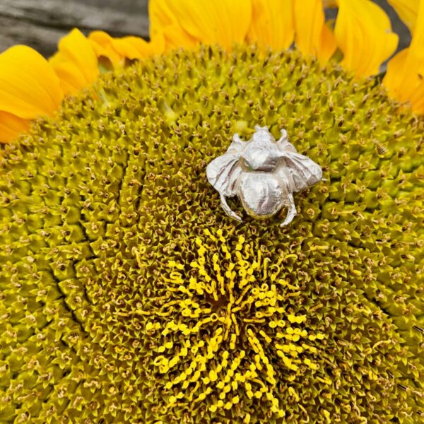bumble bee-brooch-silver-front-sandrakernsjewellery