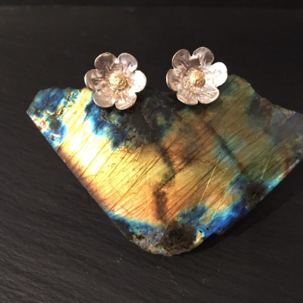 flowerstudgoldearringfrontsandrakernsjewellery