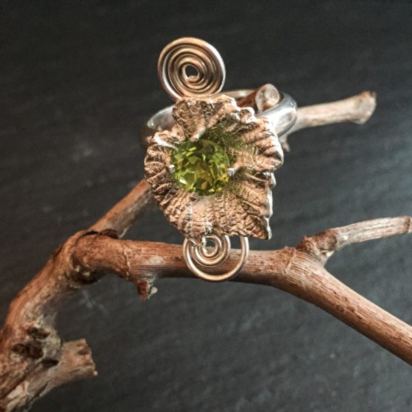 peridot-swirl-vineleaf-ring-front-sandrakernsjewellery