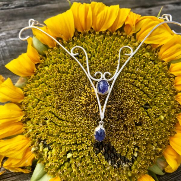tanzanite-collar-necklace-silver-front-sandrakernsjewellery tanzanite-collar-necklace-silver-front-sandrakernsjewellery