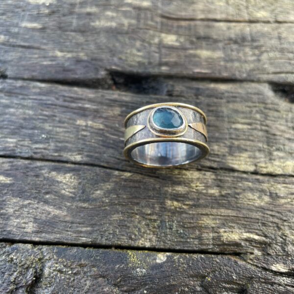 topaz-ring-silver-gold-wide-london blue-hammered-patina-sandrakernsjewellery topaz-ring-silver-gold-wide-london blue-hammered-patina-sandrakernsjewellery