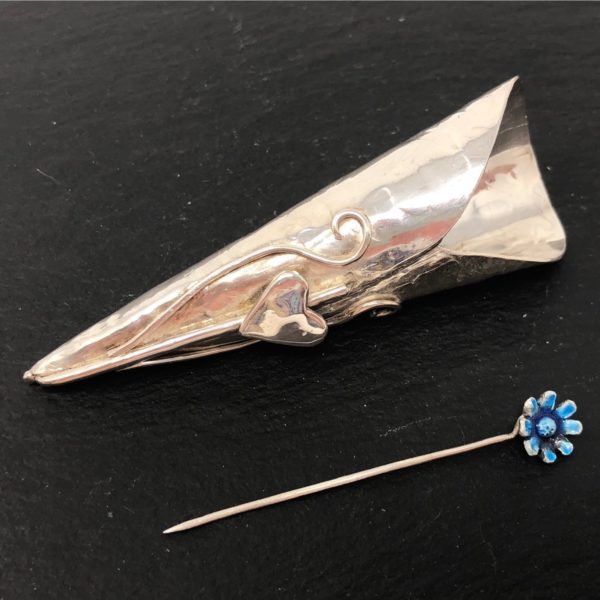wedding-fatherofbride-flower-pin-brooch-sandrakernsjewellery1 wedding-fatherofbride-flower-pin-brooch-sandrakernsjewellery1